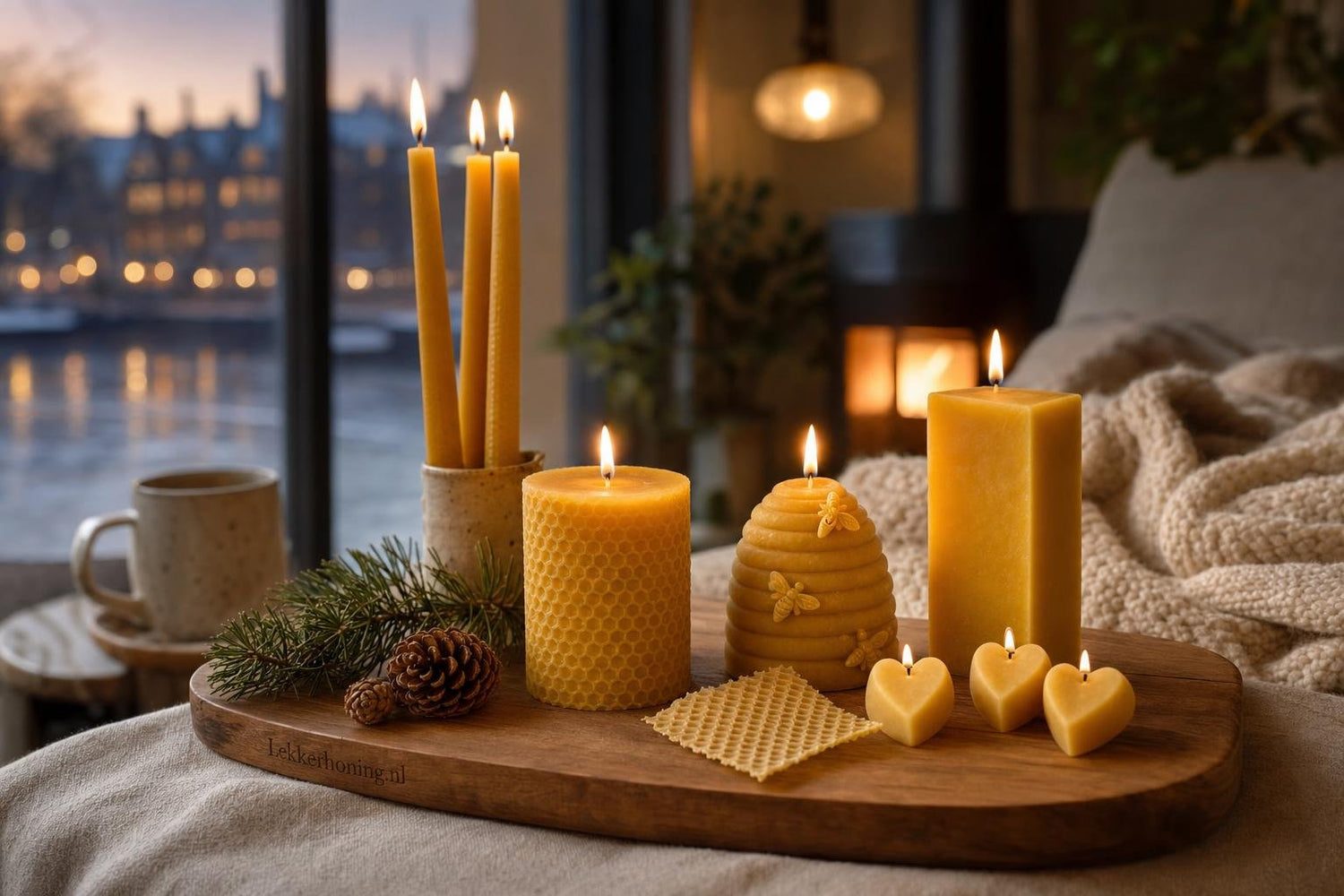Bijenwas kaarsen voor herfst en winter in ivoorgeel en goudgeel, sfeervol gestyled in een warm interieur.