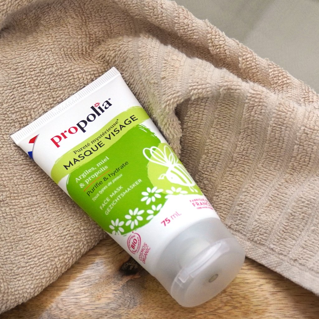 Propolia gezichtsmasker tube op handdoek | Lekkerhoning.nl